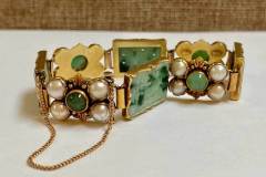 Very Elegant Vintage 18K Yellow Solid Gold Bangle Bracelet With Carved Green Jade And White Pearls