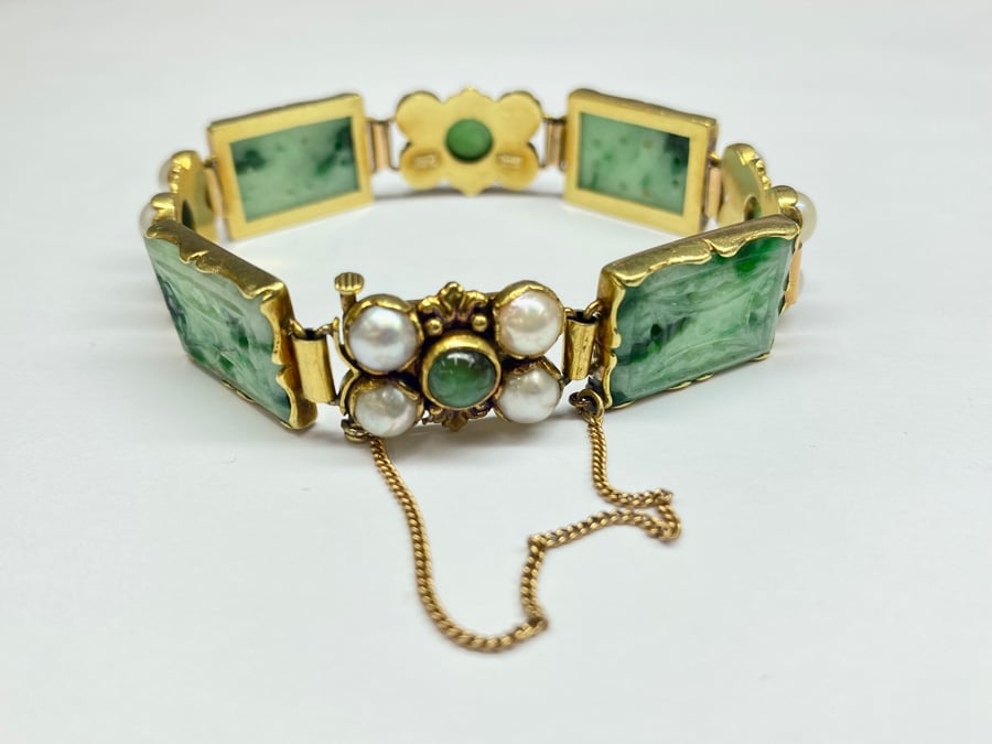 Very Elegant Vintage 18K Yellow Solid Gold Bangle Bracelet With Carved Green Jade And White Pearls